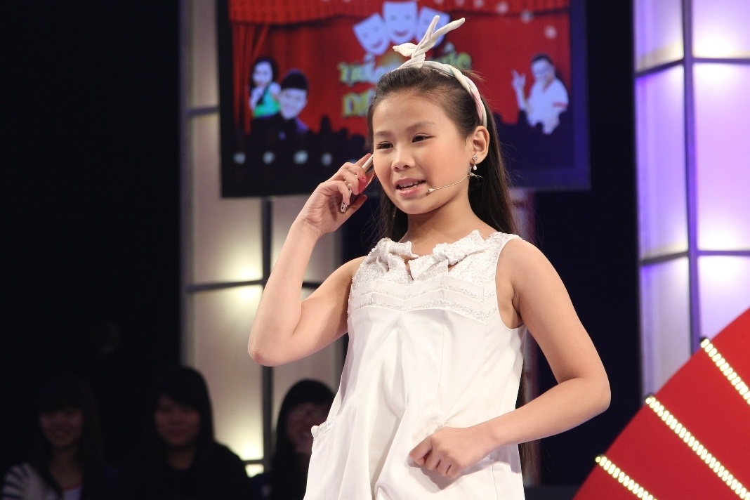 Thí sinh 9 tuổi An Thy diễn lại tiết mục hài của Việt Hương.