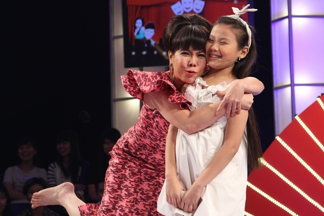 Việt Hương thích thú ôm chầm phiên bản nhí của mình.