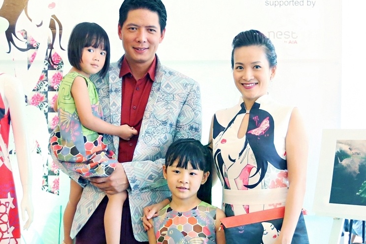 Binh Minh dan vo con di mua sam hinh anh