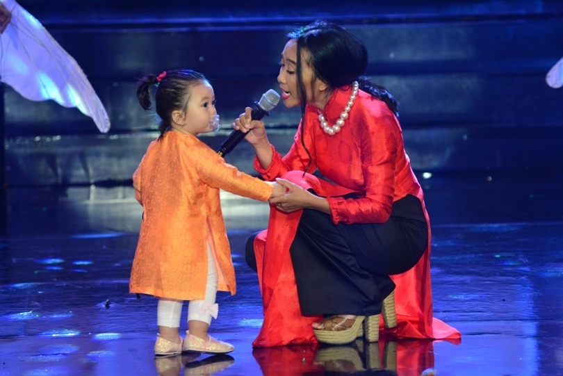 Con gai Doan Trang lan dau bieu dien cung me hinh anh