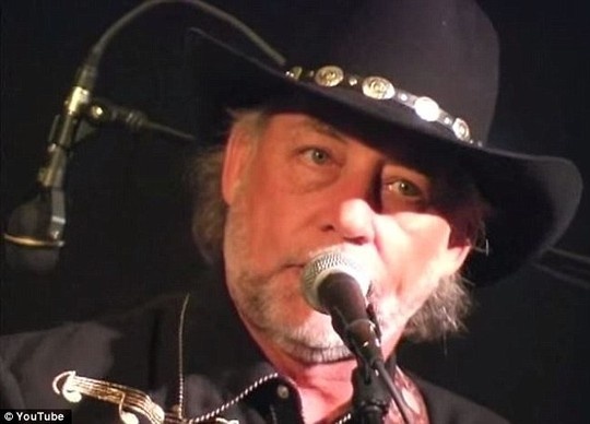 Ca si bi ban chet tai nha rieng hinh anh