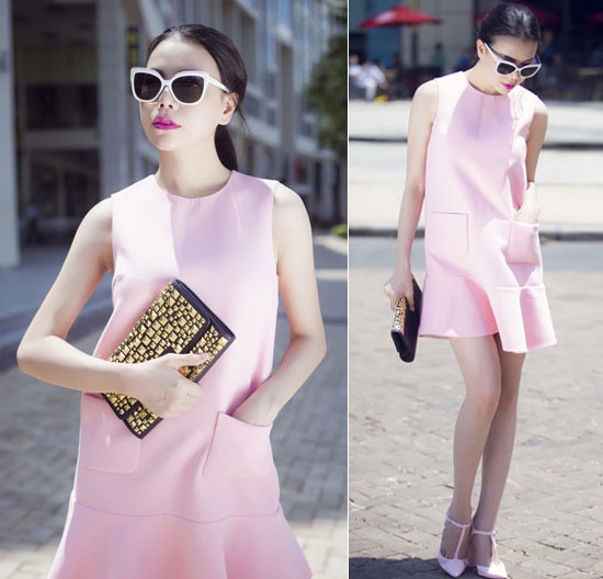 Váy hạ eo gam màu nhẹ nhàng đang là xu hướng thịnh hành trong mùa hè năm nay. Trà Ngọc Hằng luôn là ngôi sao cập nhập nhanh chóng những  gu thời trang sành điệu nhất. Với chiếc váy hạ eo màu hồng này, cô thực  sự trở thành tâm điểm khi ra phố.