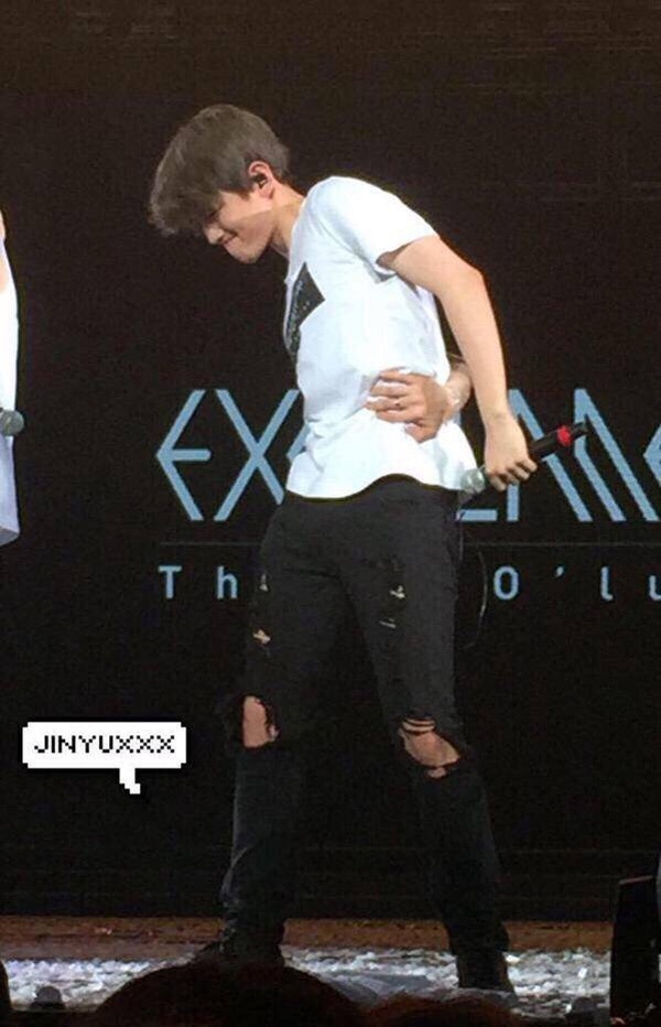 Baekhyun nhíu mày nhăn mặt...