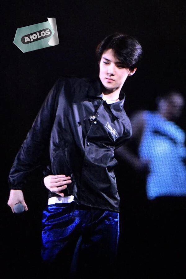 Sehun dễ dàng vòng tay và chạm rốn.