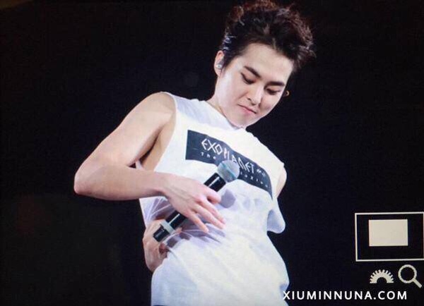 Tay Xiumin còn cách rốn một khoảng khá xa.