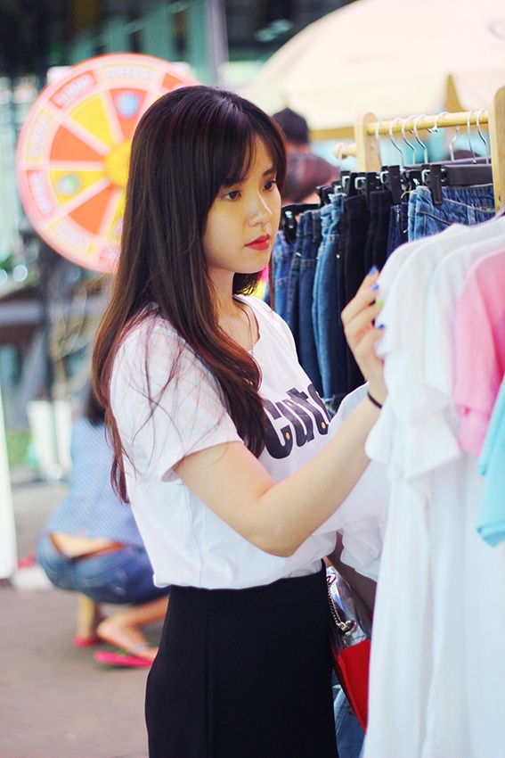 Ngày 30/5 vừa qua, nhiều ca sĩ, diễn viên và hot girl xuất hiện trong một ngày hội vui chơi, mua sắm dành cho giới trẻ như Midu, Nhã Phương, Thanh Thủy, Mai Phương.... Sau khi bí mật đính hôn cùng bạn trai lâu năm Quang Thành vào cuối năm ngoái, Midu chọn cách lui vào hậu trường giới showbiz để tập trung chuyện kinh doanh.