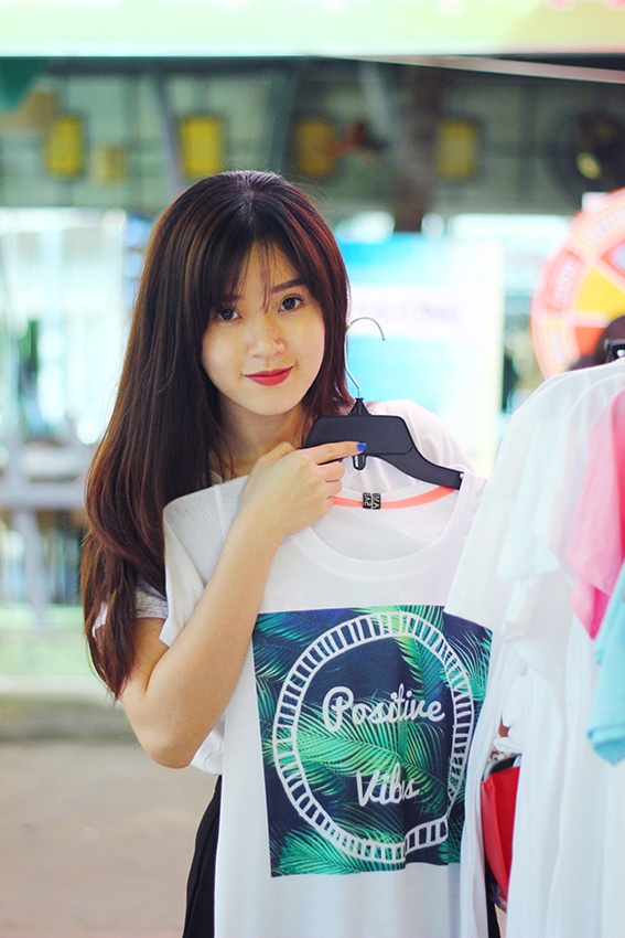 Đây là một trong những lần khá hiếm hoi Midu xuất hiện tại một sự kiện có nhiều ngôi sao. Hiện tại, nữ diễn viên Thiên mệnh anh hùng có phần đằm thắm cũng như tròn trịa, mũm mĩm hơn trước.