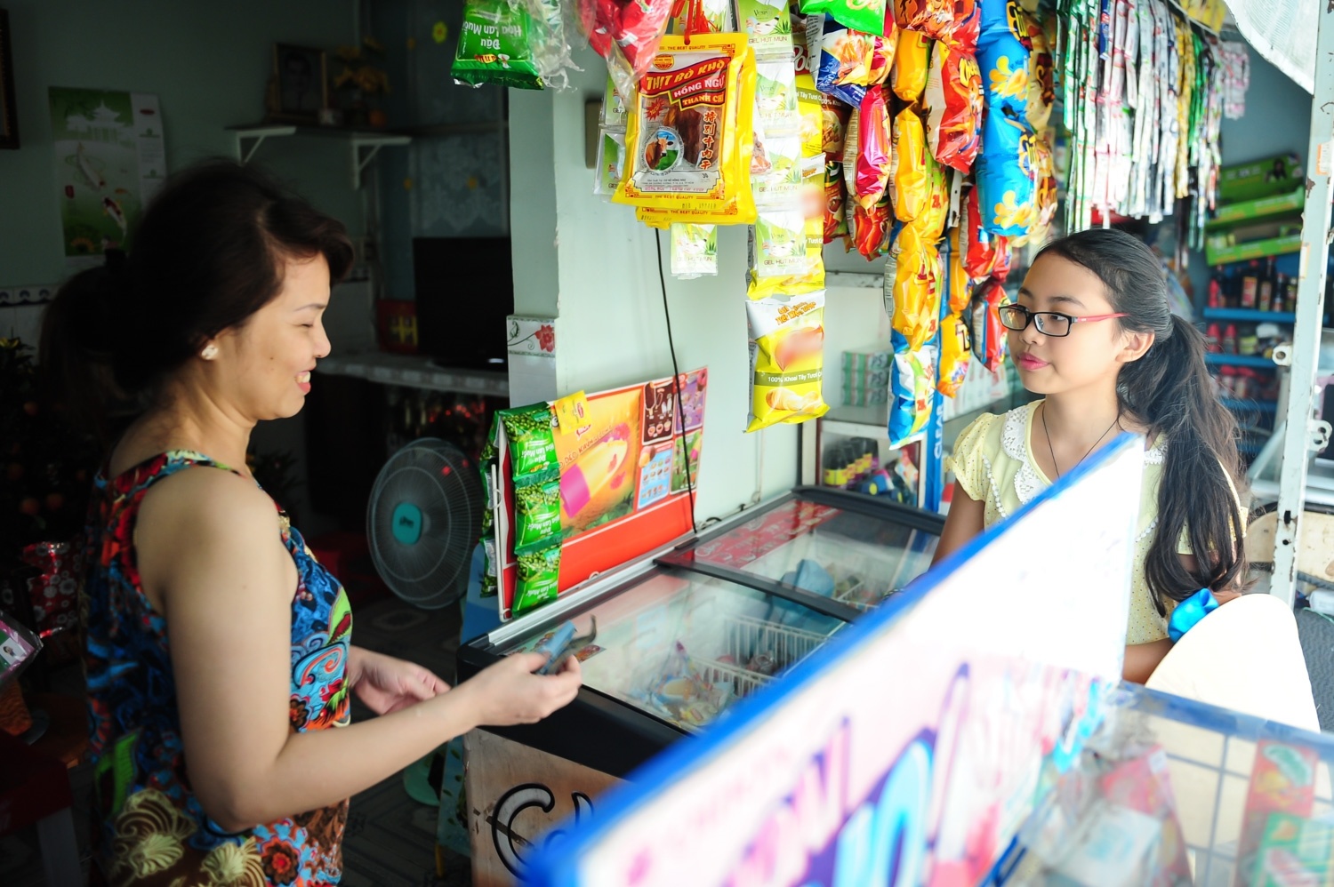 Không ít bỡ ngỡ trong năm học đầu tiên của cấp 2, nhưng trong lễ tổng kết năm học vừa qua, cô bé khoe mình vẫn có kết quả rất tốt và được học sinh giỏi.