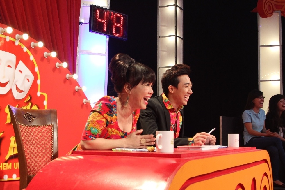 Đôi giám khảo thích thú khi thưởng thức màn trình diễn thông minh của 3 anh chàng luật sư tương lai.