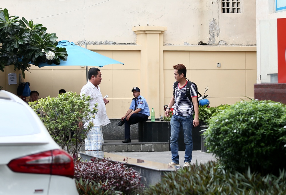 Sau khi hoàn cảnh khó khăn, vất vả của Phùng Ngọc - diễn viên đóng vai Cò trong bộ phim Đất phương Nam được truyền thông đưa tin, nhiều khán giả cũng như mạnh thường quân tìm đến anh giúp đỡ. Sáng 18/6, anh hào hứng khoe ngón tay có nguy cơ hoại tử được một bệnh viện ở Phú Nhuận chữa trị miễn phí.