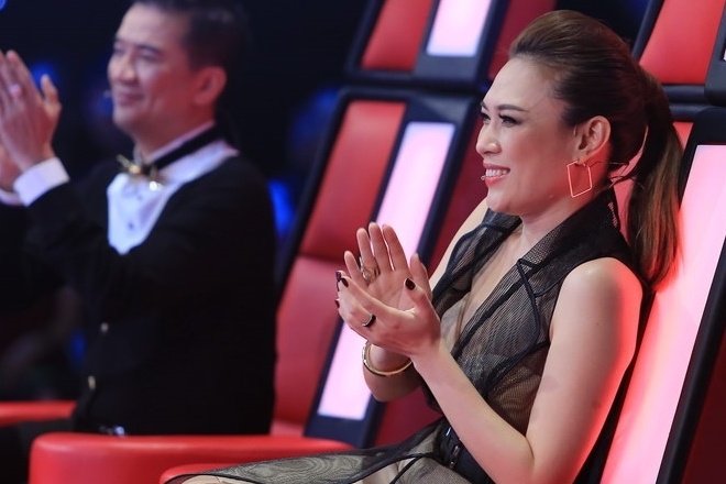 My Tam bat binh voi Thu Phuong tren ghe nong hinh anh