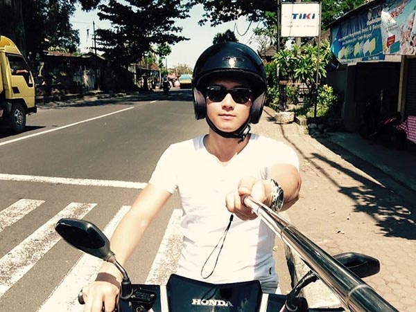 Khi hoàn thành chương trình học tập, Đăng Hoàng theo đuổi công việc của một nhân viên văn phòng chứ không đóng phim, làm MC trở lại.