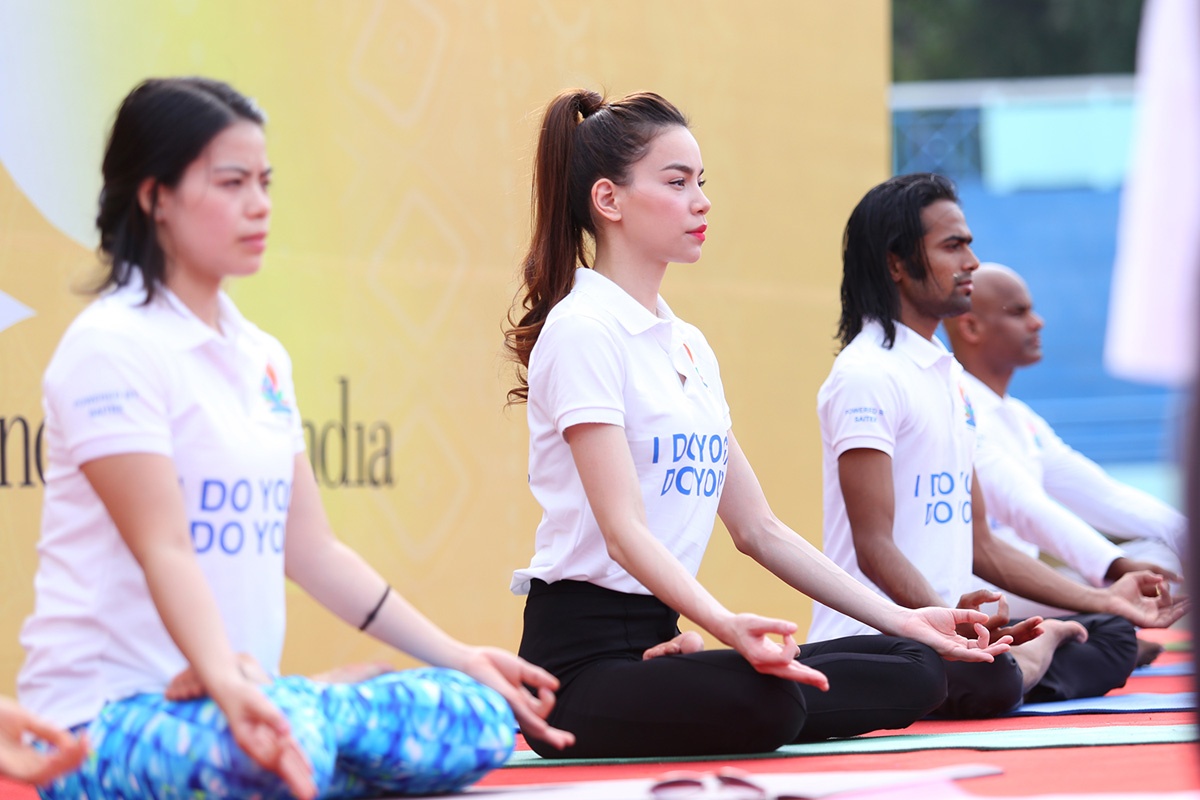 Ho Ngoc Ha  tap yoga cung nguoi dan Sai thanh hinh anh