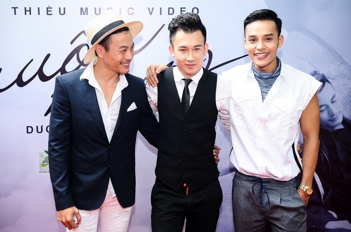 Hai nhân vật nam chính do NTK Trương Thanh Long và người mẫu ảnh Kuny Lee thủ vai. 