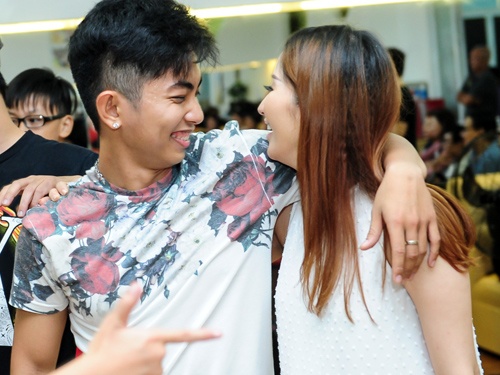 Phan Hien om chat Khanh Thi trong ngay sinh nhat hinh anh