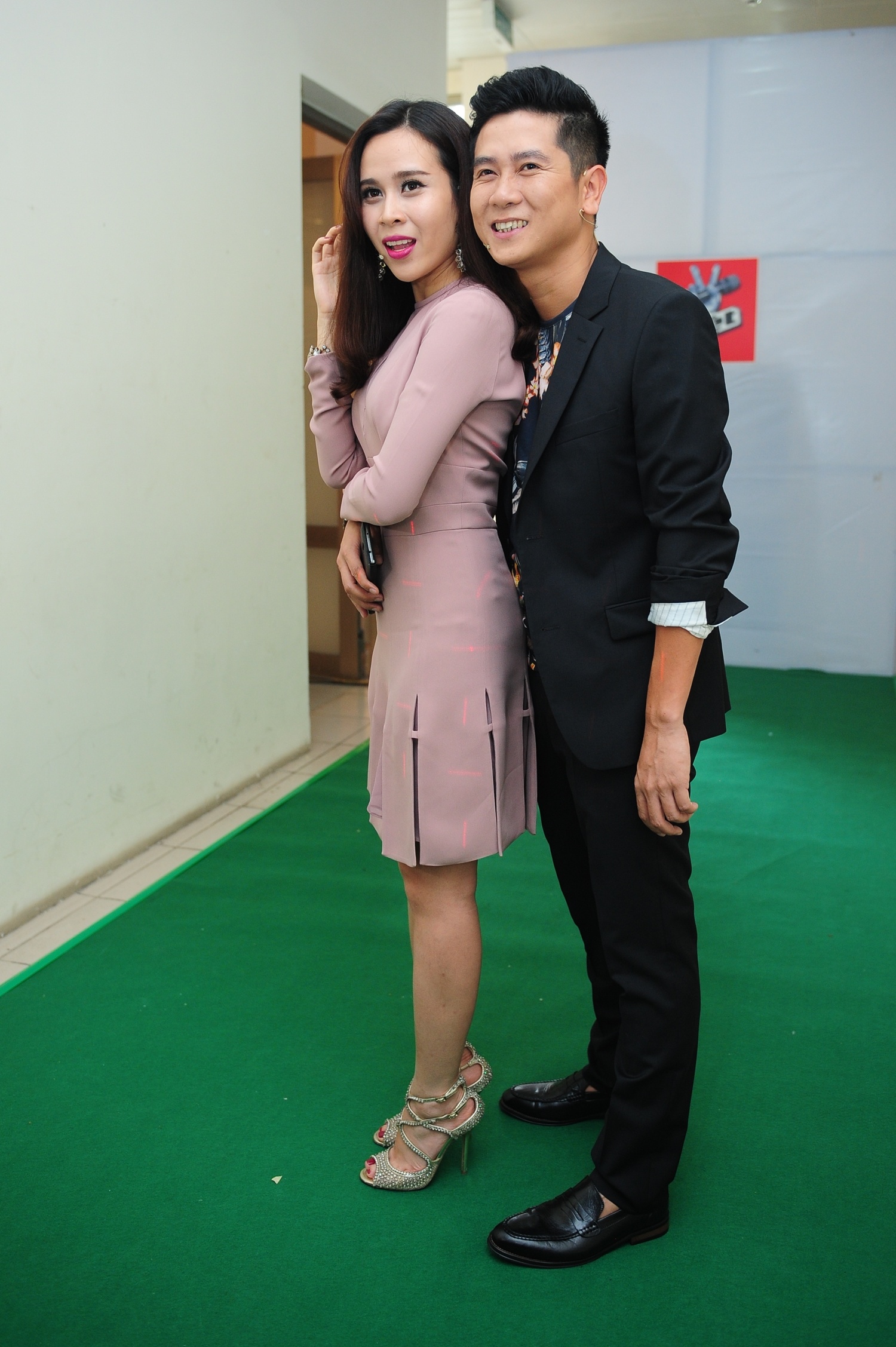 Lưu Hương Giang cũng duyên dáng không kém khi chọn cho mình chiếc váy Elie saab mùa Fall winter 2014. Nữ giám khảo khéo léo phối cùng giày đính đá với thiết kế tinh tế của thương hiệu  Jimmy Choo limited. 