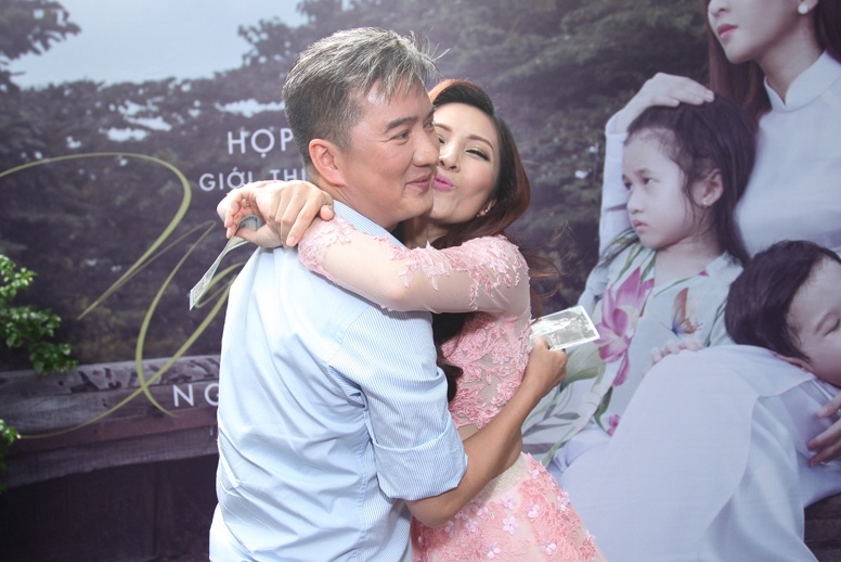 Mr. Đàm chúc mừng ngày ra album của nữ ca sĩ đàn em.