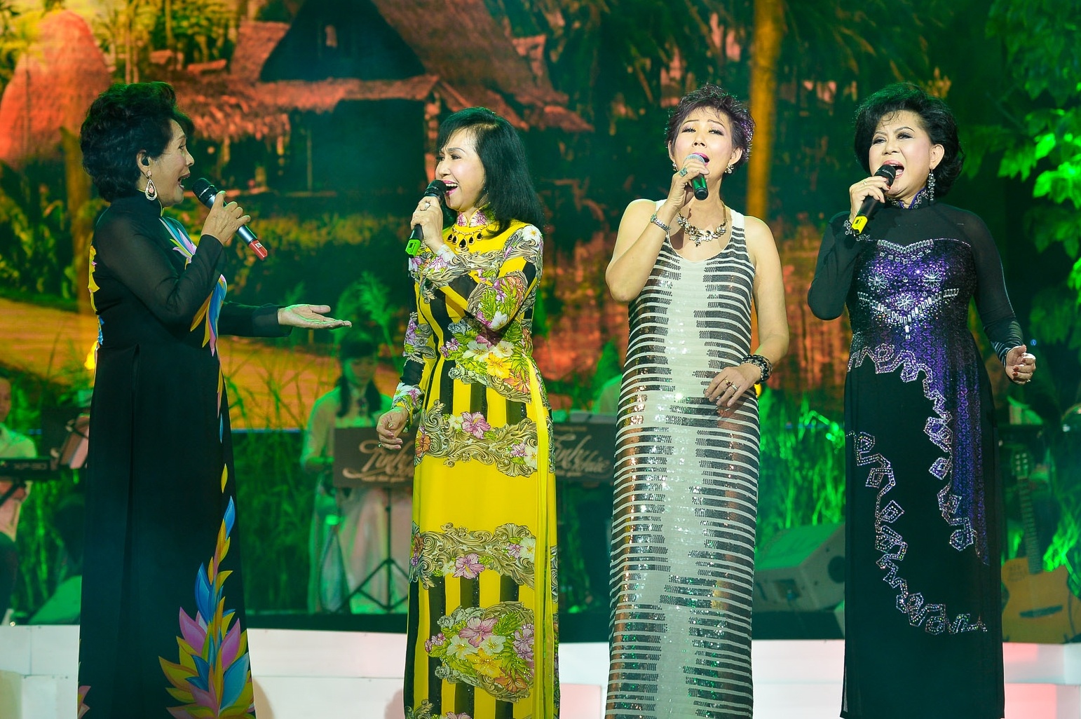 Màn kết hợp đặc biệt của bốn giọng ca một thời Giao Linh, Phương Dung, Trang Mỹ Dung, Kim Anh đem lại nhiều thú vị cho khán giả. Bốn danh ca đã cùng nhau thể hiện ca khúc Chuyến đò không em khá mượt mà.