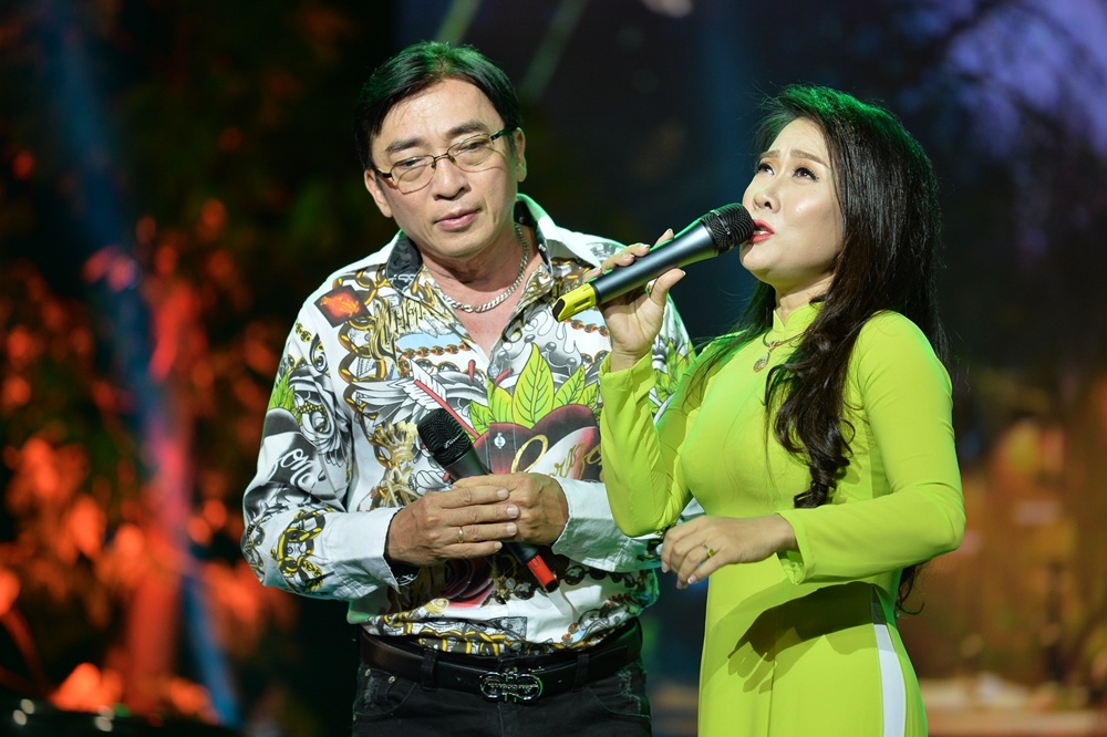 Bên cạnh đó, dù khá lâu mới xuất hiện trở lại, nhưng ca sĩ Đình Văn vẫn giữ được phong độ mỗi khi trình diễn. 