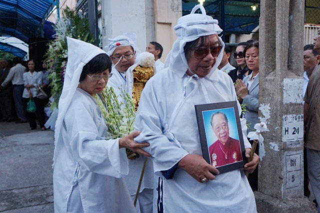 Hang nghin nguoi tien dua Giao su Tran Van Khe hinh anh