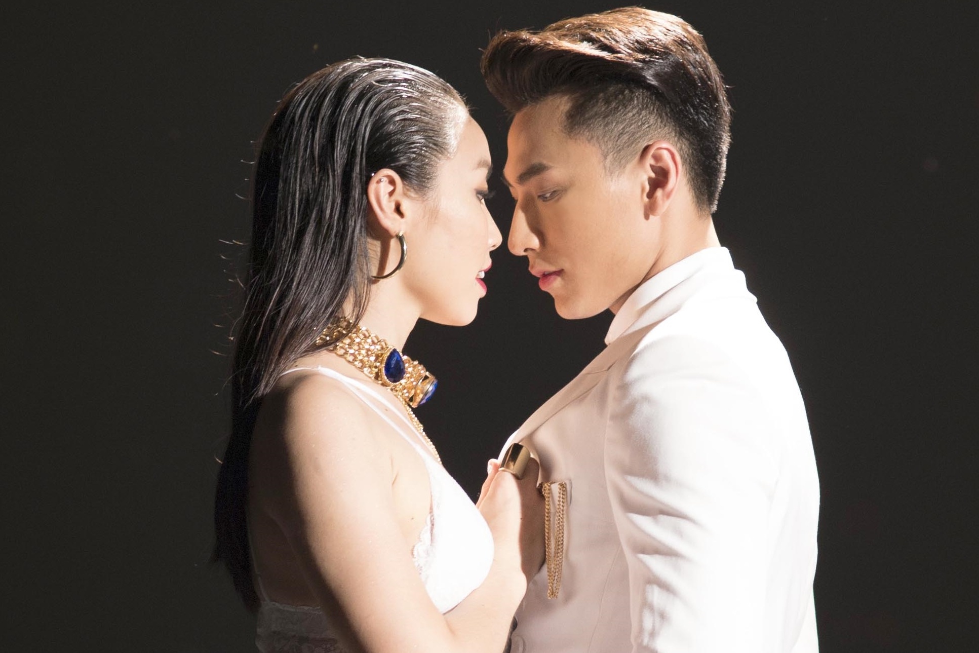 Isaac khoe ve dien trai trong MV solo hinh anh