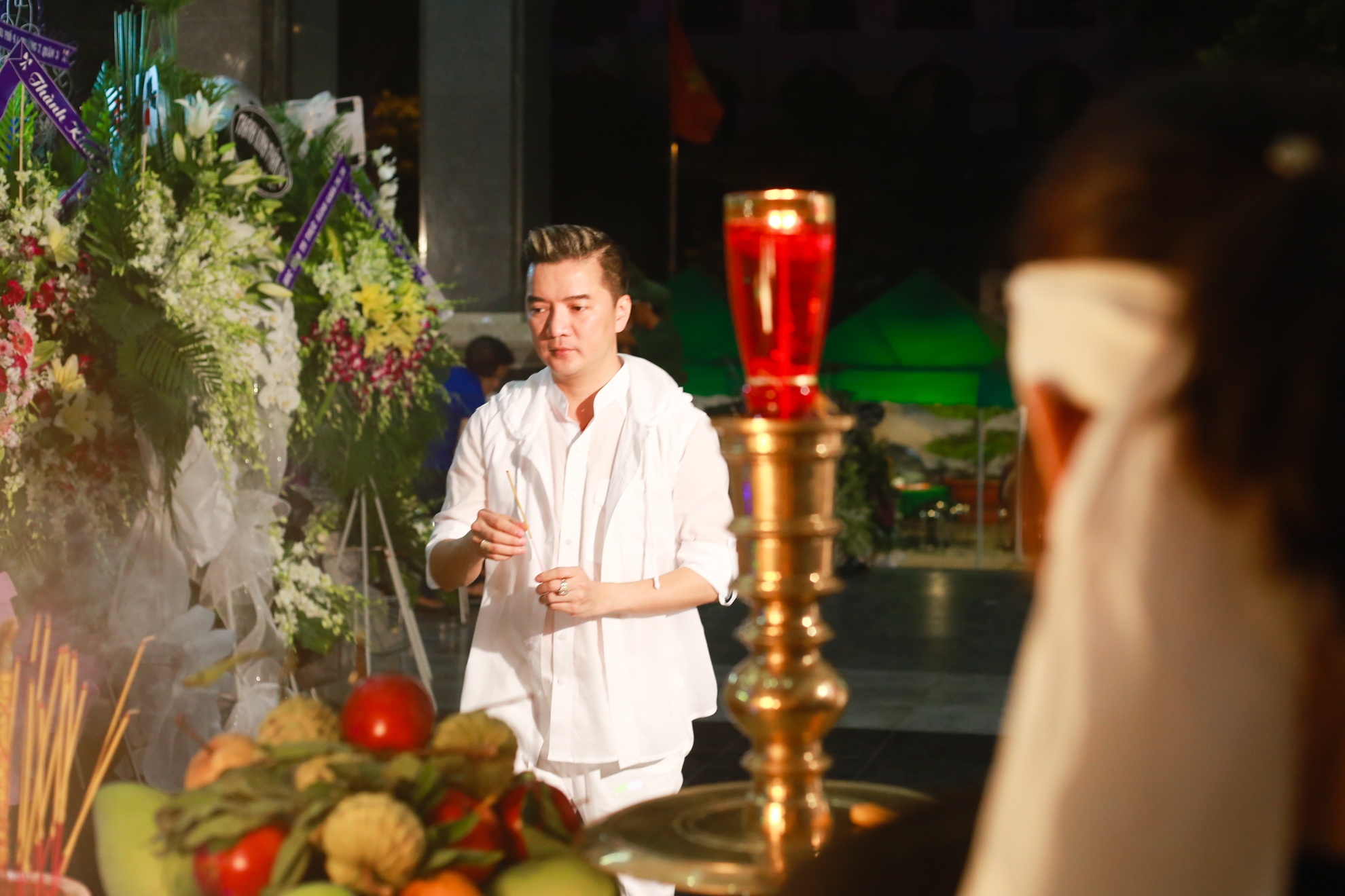 Đàm Vĩnh Hưng lặng lẽ đến viếng đám tang hai cố nhạc sĩ. 