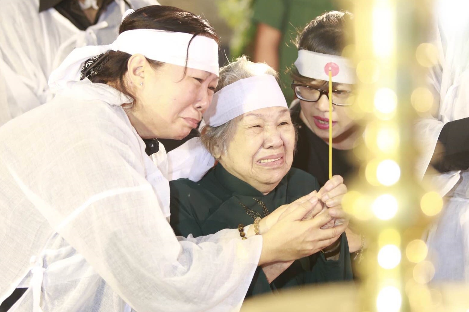 Vo nhac si Phan Huynh Dieu khoc nuc no tien biet chong hinh anh