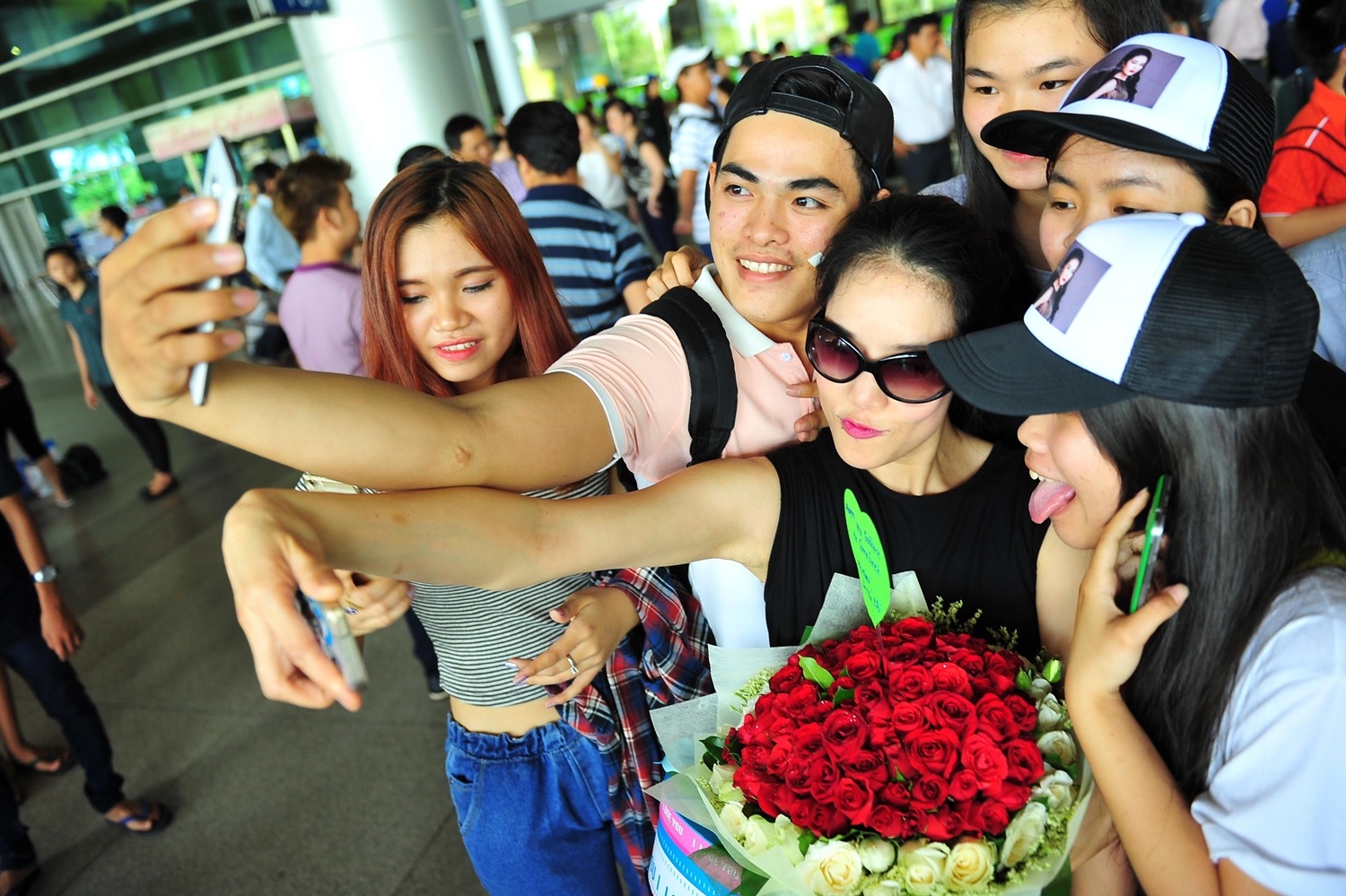 Thu Phuong duoc fan vay kin o san bay hinh anh