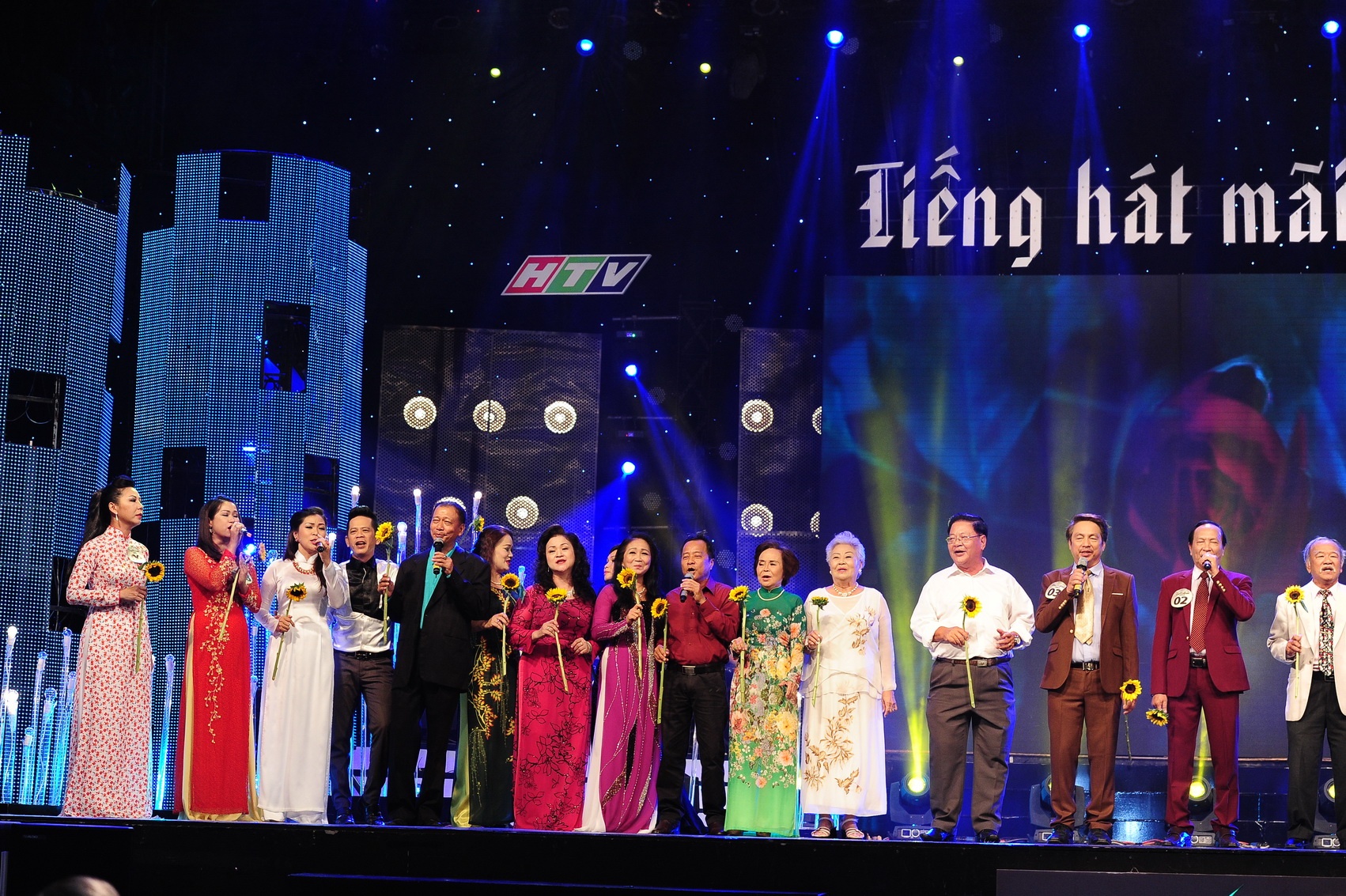 đại “gia đình Tiếng hát mãi xanh” ngậm ngùi tiễn  biệt nhạc sĩ Phan Huỳnh Điểu và các vị nhạc sĩ lão thành khác trong liên khúc: Hà   Nội niềm tin và hy vọng (Phan Nhân) - Cuộc đời vẫn đẹp sao (Phan Huỳnh Điểu,   thơ  Bùi Minh Quốc).