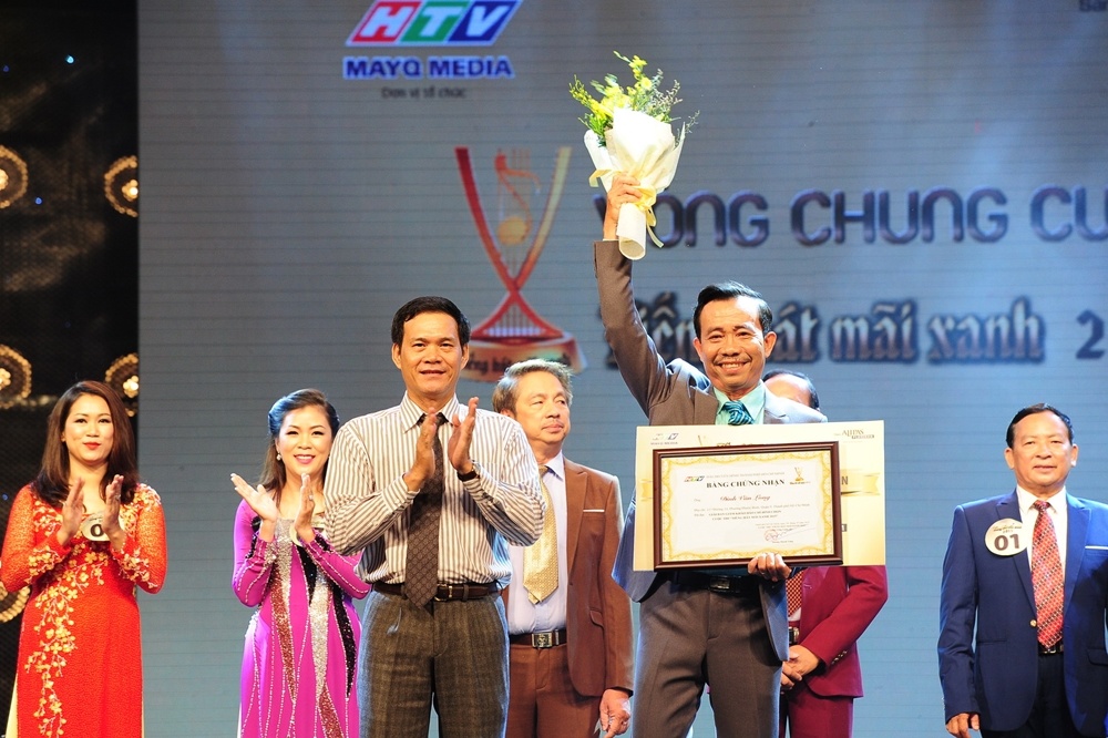 Vượt qua 3 thí sinh còn lại với tỉ lệ phần trăm bình chọn áp đảo 70.14%, thí sinh Đinh Văn Long (57 tuổi – TP.HCM) trở thành quán quân Tiếng hát mãi xanh mùa giải 2015. 