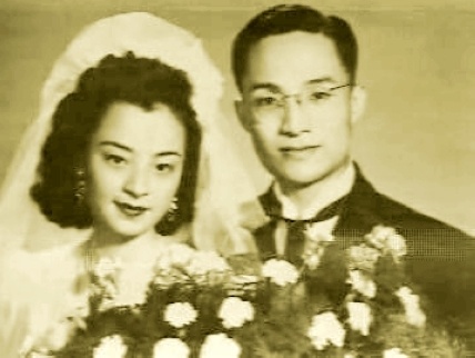 Nhà văn Kim Dung thời trẻ cùng người vợ đầu tiên.