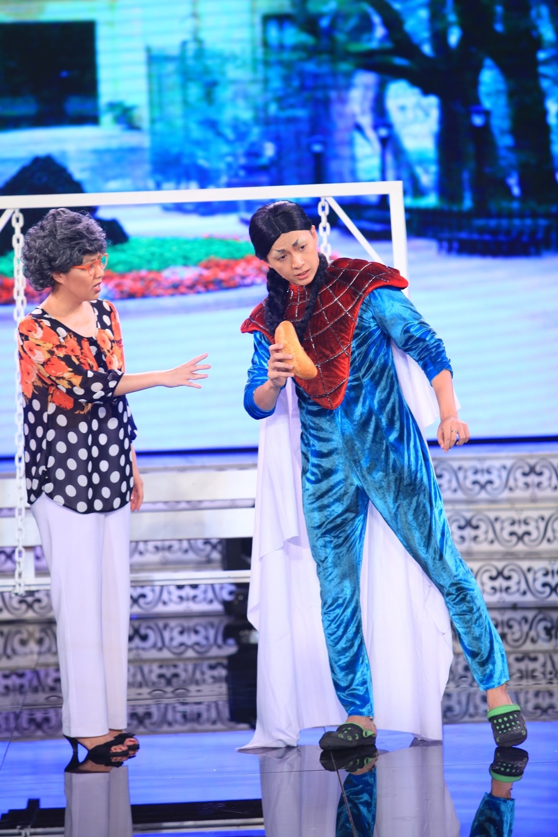 Bi đại hiệp ( Ngô Kiến Huy). Bi bị nghiện game đến phát cuồng. Anh luôn sống trong ảo tưởng bản thân là một kiếm khách giang hồ hành hiệp trượng nghĩa. 