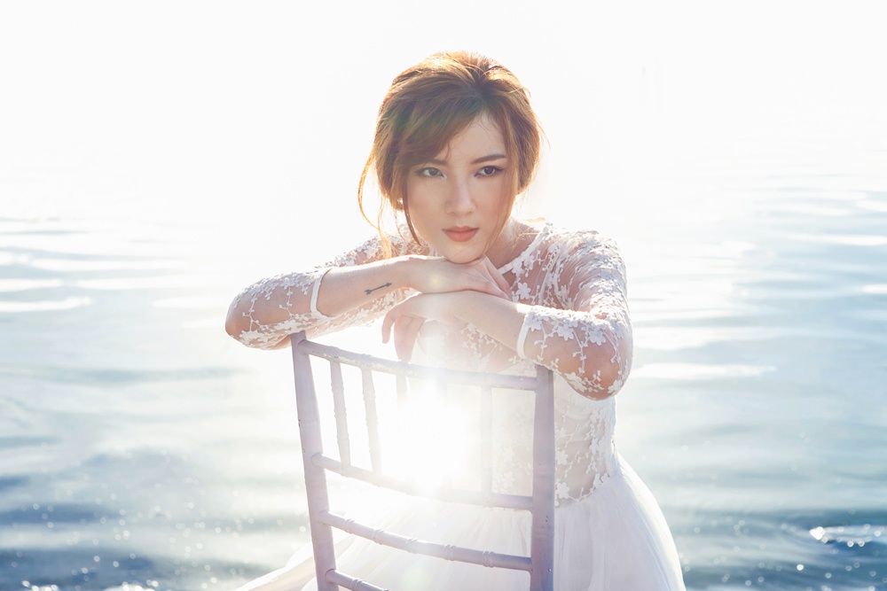 Yen Nhi khong dam di hat vi bi che ngoai hinh hinh anh