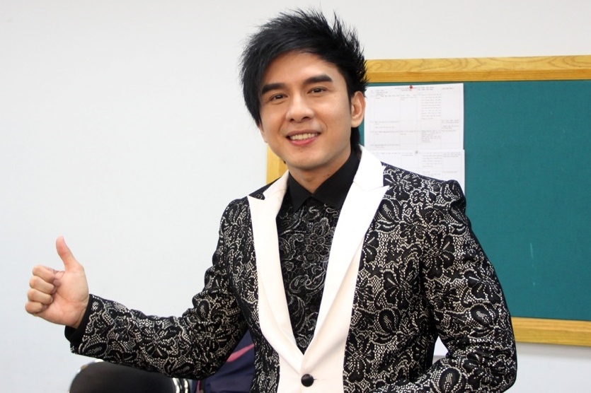 Dan Truong khoe ve dien trai tren san khau hinh anh