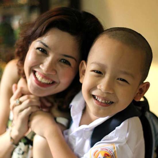 Diễn viên Phan Hòa hạnh phúc bên con trai.