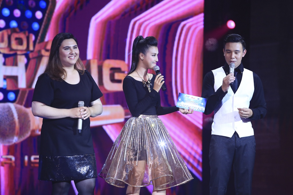 Cặp đấu còn lại thuộc về là Đông Hùng và Sevinch Hạnh Phúc. Đông Hùng lựa chọn ca khúc “Lạc” để gửi đến khán giả. Trái ngược với không khí nhẹ nhàng mà top 3 Vietnam Idol 2013 đem lại, Sevinch Hạnh Phúc  khuấy động cả khán phòng với “I will Survive. 