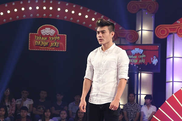 Cả Trấn Thành và Việt Hương đều khen ngợi sự duyên dáng, đậm chất giải trí trong các phần thi của anh.