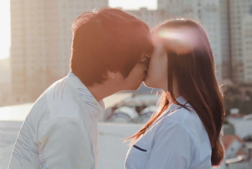 Bui Anh Tuan mat nua buoi chieu de hon hot girl trong MV hinh anh