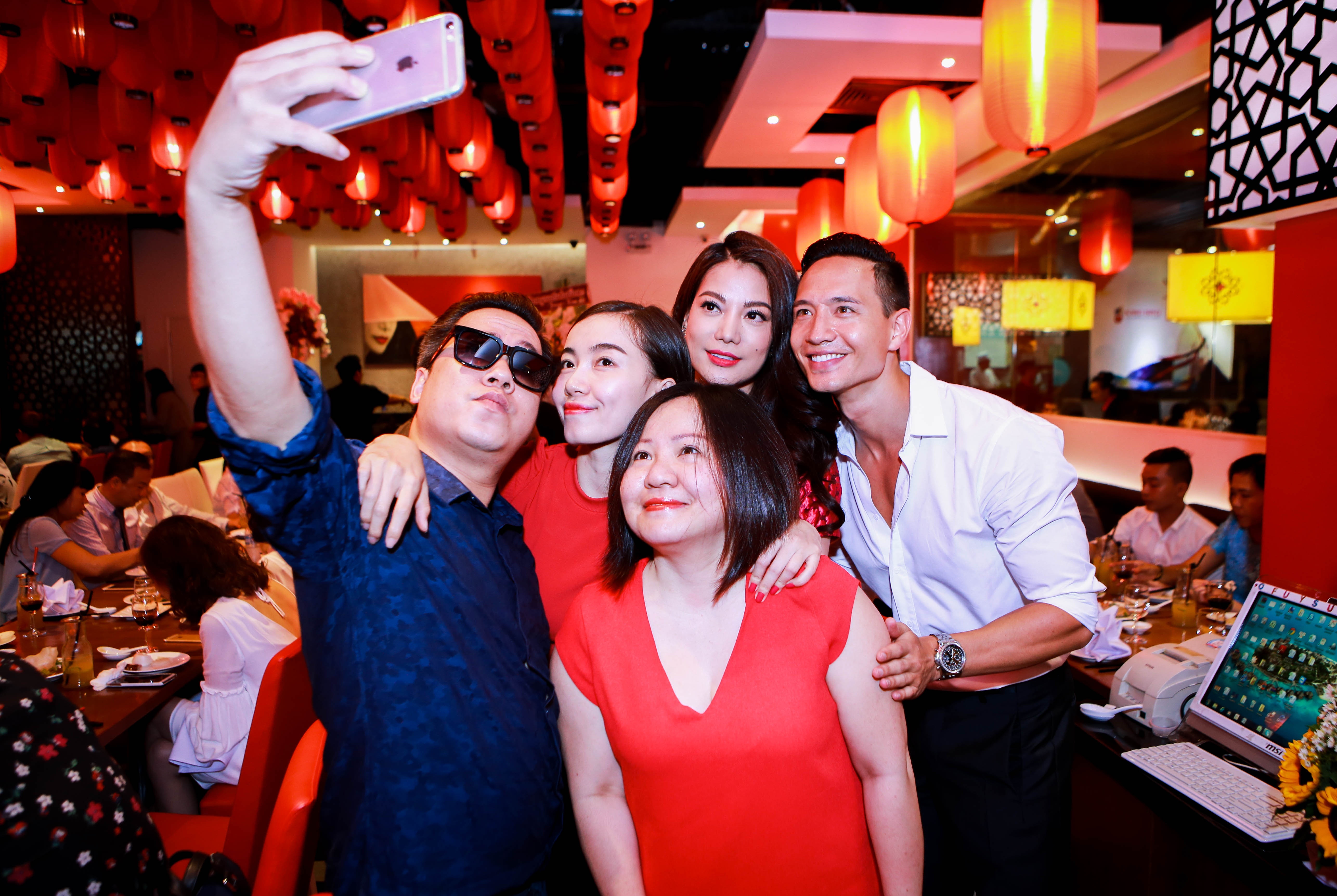 Kim Lý và Trương Ngọc Ánh nhiệt tình chụp ảnh cùng các khách mời.