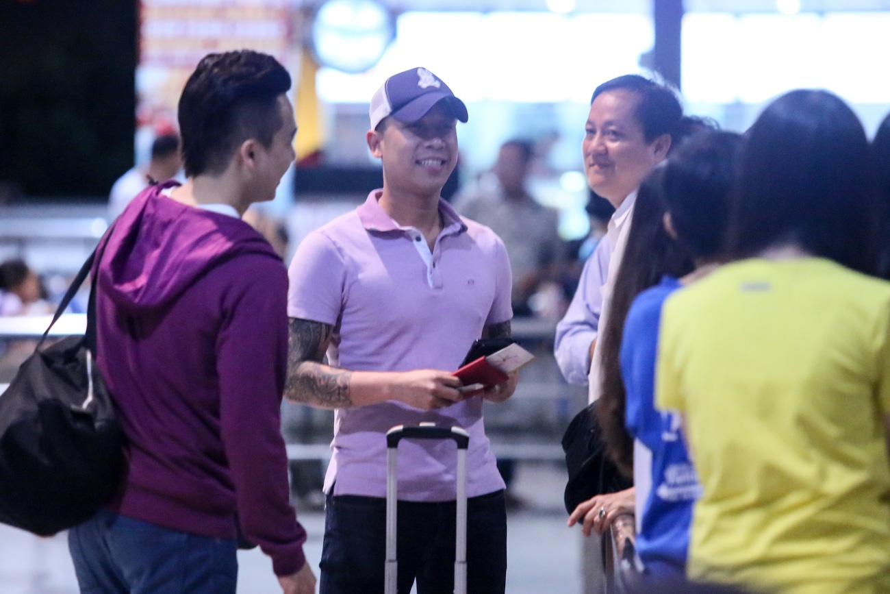 Dù không được báo trước lịch bay của thần tượng, nhưng một số fan của The Men cũng đã đến tận sân bay để tiễn các chàng trai của nhóm lên đường. Một số khán giả khác cũng đã nhận ra những chàng trai trong nhóm The Men và xin chữ ký. 