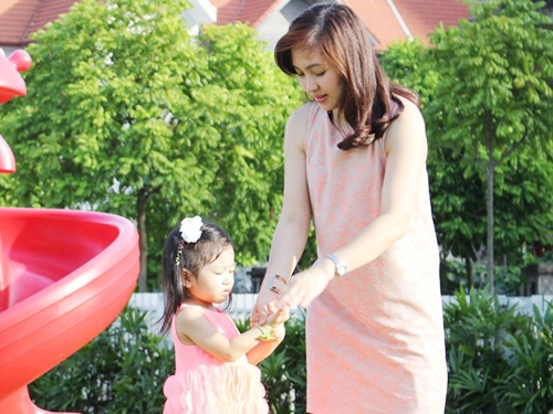 Luu Ha 'Du bao thoi tiet' chuan bi don em be thu 4 chao doi hinh anh