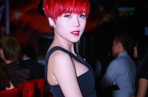 Ban gai Son Tung M-TP mac ho di chuc mung Thao My hinh anh