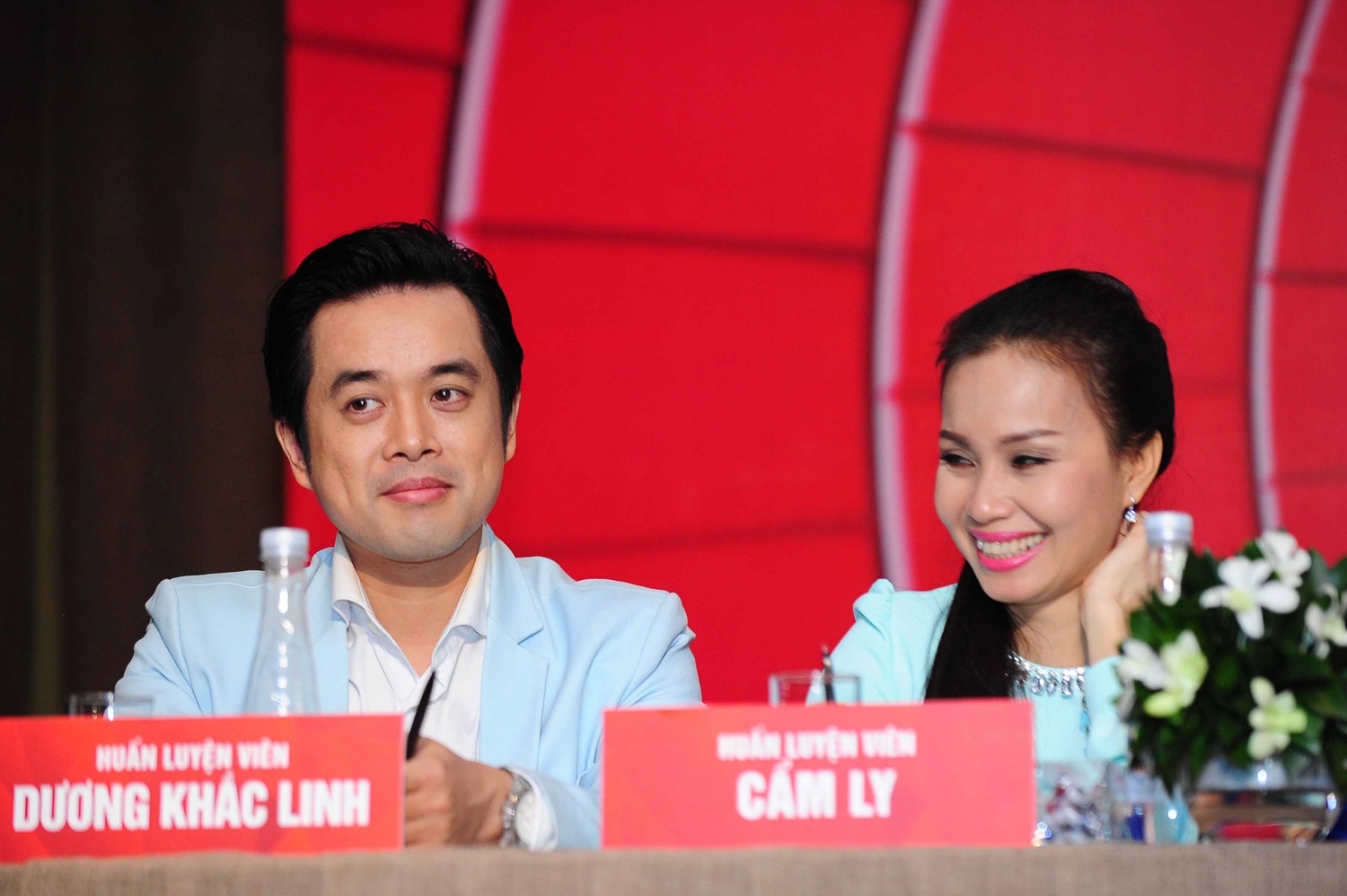 ‘chị Tư’ Cẩm Ly và nhạc sĩ Dương Khắc Linh ‘không hẹn mà gặp’ bất ngờ diện đồ ‘tông xuyệt tông’ sánh  đôi bên nhau trong sự kiện.