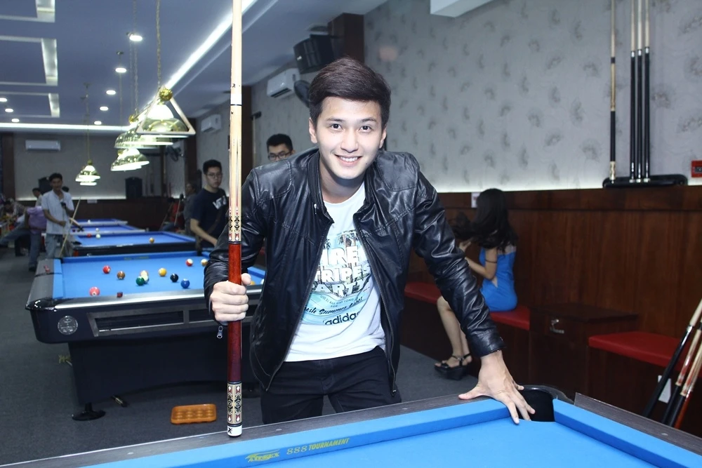 Huỳnh Anh lẻ loi đến chúc mừng vợ chồng Bình Minh. Bạn gái anh là MC Hoàng Anh do bận công việc nên không thể cùng tham gia.