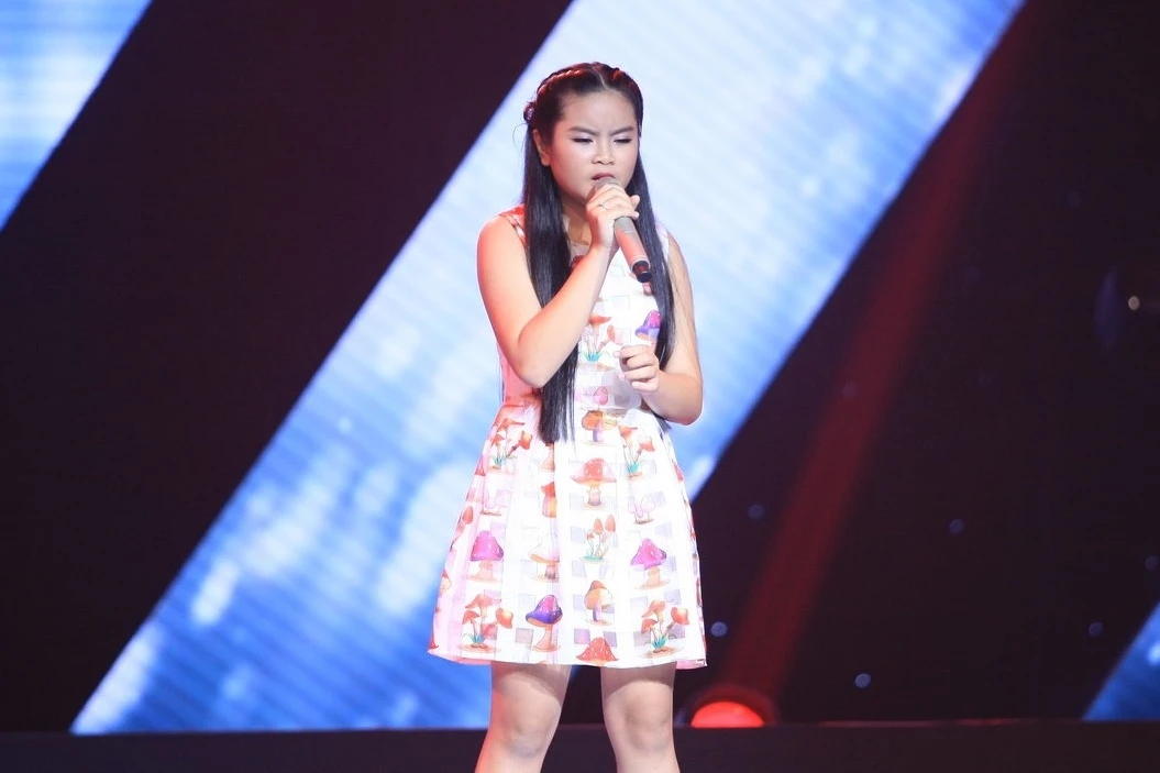 Giọng ca 14 tuổi đến từ TP HCM – Tường Vy chọn một ca khúc khó là Beautiful của Christina Aguilera để trình diễn. Tuy nhiên, em không gặp nhiều khó khăn, thậm chí còn khiến khán giả xúc động bởi những câu hát nức nở. Tường Vy cũng có cách xử lý  thông minh, nhấn nhá. Cả 3 chiếc ghế đỏ đều quay lại để mong mời được cô bé về team.