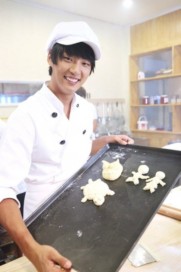 Kim Tak Goo (Yoon Si Yoon) trong Baker King Kim Tak Goo có khả năng làm bánh thiên bẩm. Bằng tài năng và nỗ lực, anh trở thành vua làm bánh.