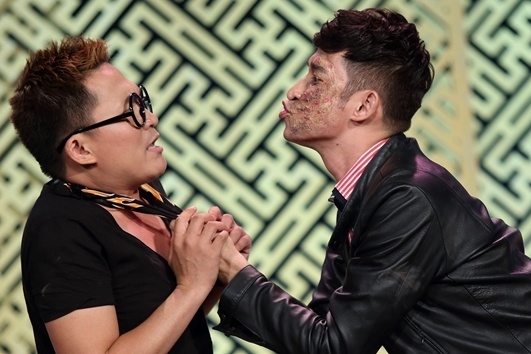 Huy Khanh xau xi voi guong mat bien dang hinh anh