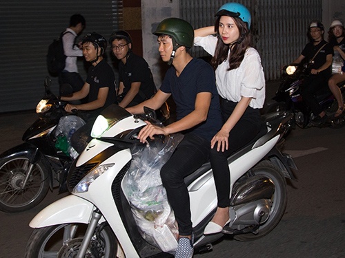 Vo chong Luu Huong Giang di xe may phat com giua dem hinh anh