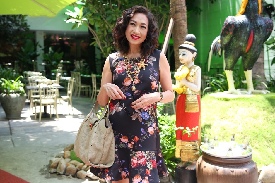 Ý Lan diện bộ đầm thương hiệu Erin của Anh Quốc với họa tiết hoa khá thịnh hành. Nữ ca sĩ còn khéo léo kết hợp phụ kiện đeo cổ và túi xách hiệu LV. Ở tuổi 57, bà vừa giữ được sự trẻ trung nhưng không kém phần quý phái.