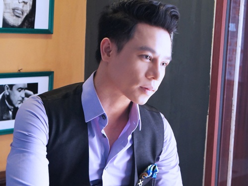 Giai nhat Sao mai mien Bac dap xe di hat kiem tien xay nha hinh anh